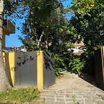 Refugio Das Toninhas - Pe Na Areia